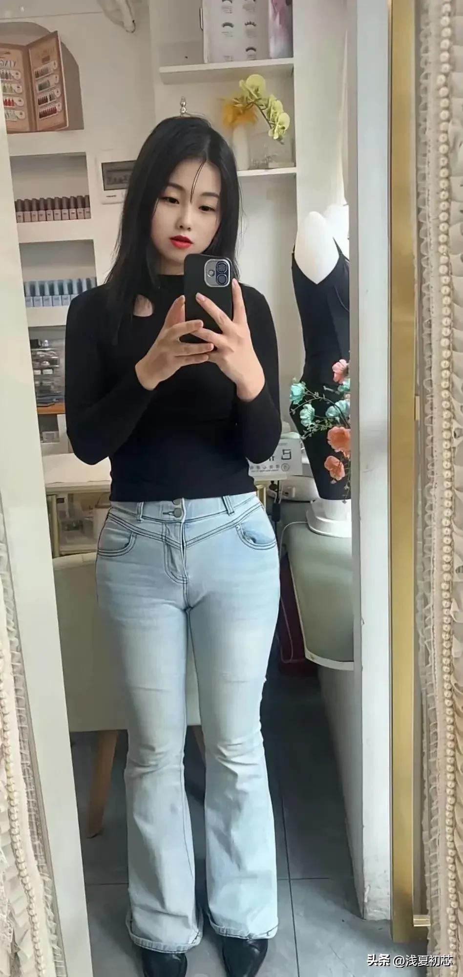 黑色上衣+浅蓝色牛仔裤，简约时尚，百搭单品！