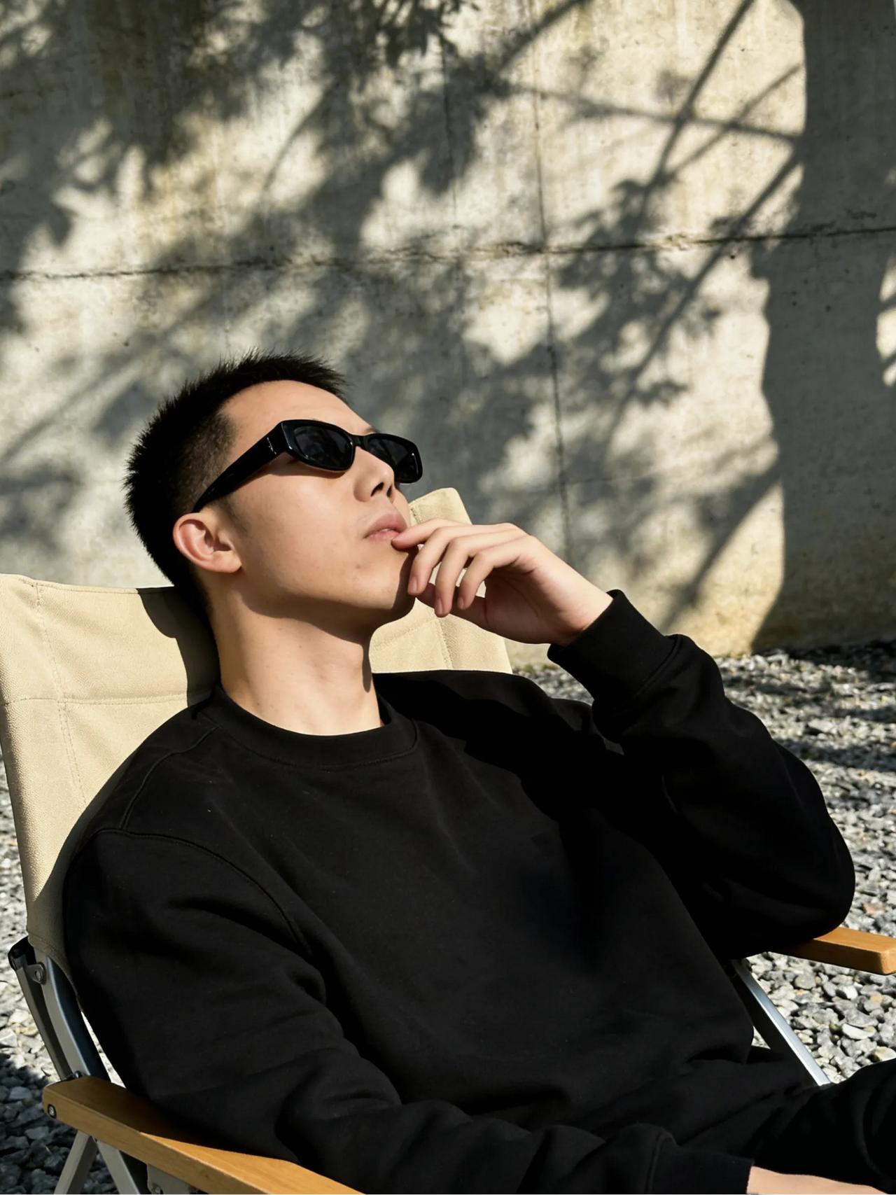 活成自己最喜欢的样子
🌿树影斑驳，时光慢慢，人生也慢慢
年轻时想活成耀眼的光，