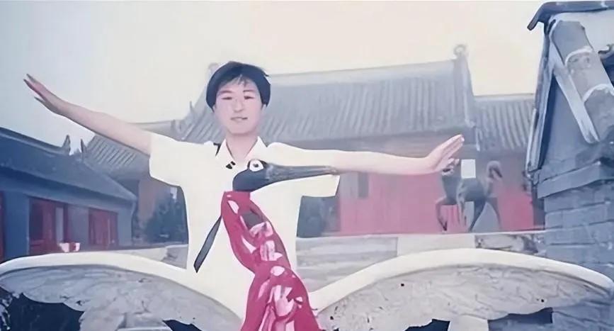 2000年，农村夫妇借7万元送女儿留学。然而，女儿却和他们断绝了关系。直到21年