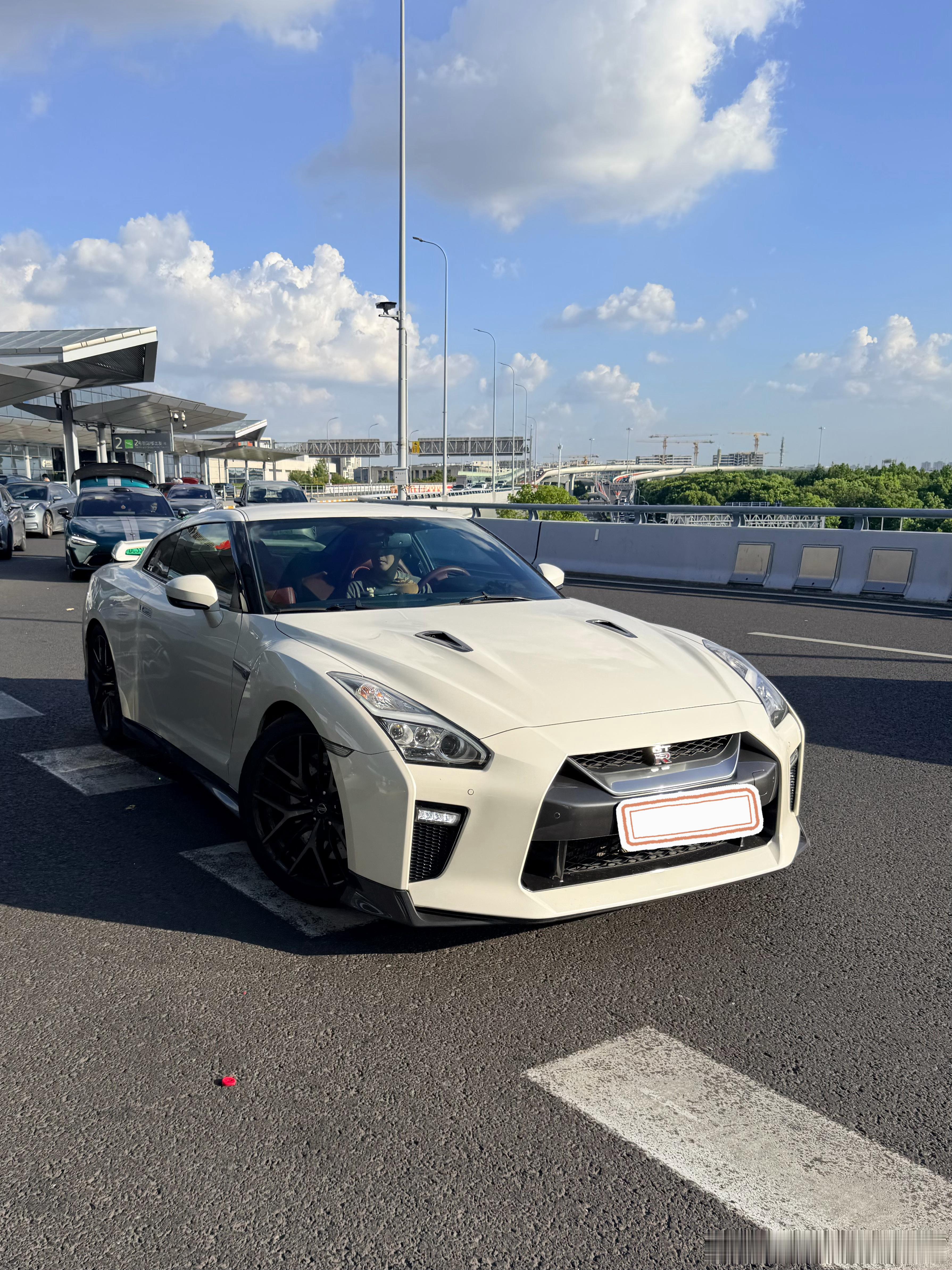 昨天公司偶遇了400z，今天又偶遇一台GTR