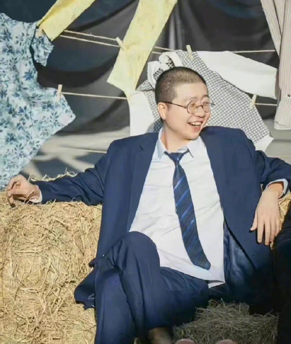 回家路上接个彩头 有李诞的地方，连回家路都多了几分趣味。拎着象征好运的彩头走在人