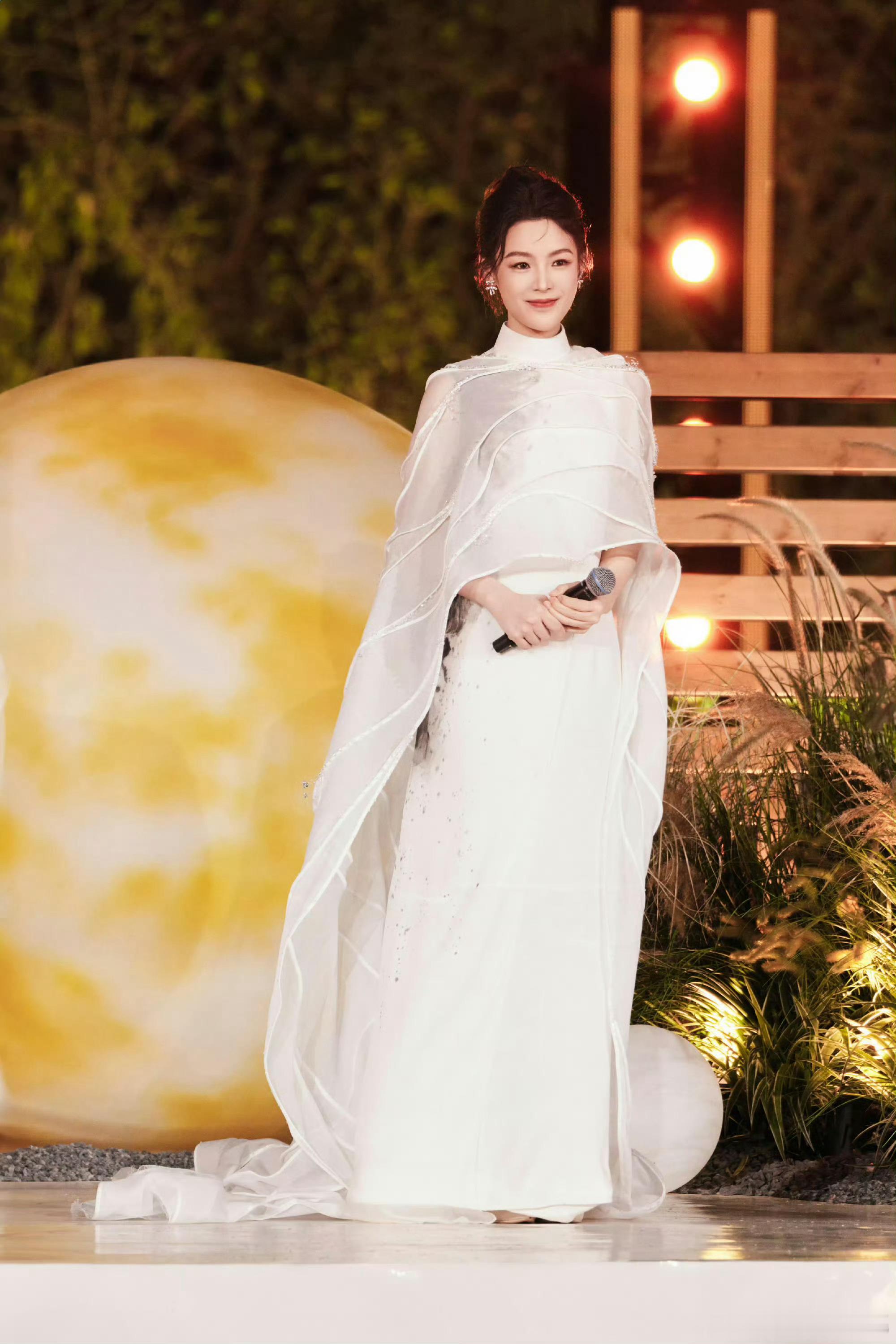 陈丽君央视五四晚会造型上身的是SOME ZEAM 2025春夏系列白色礼服✨ ​