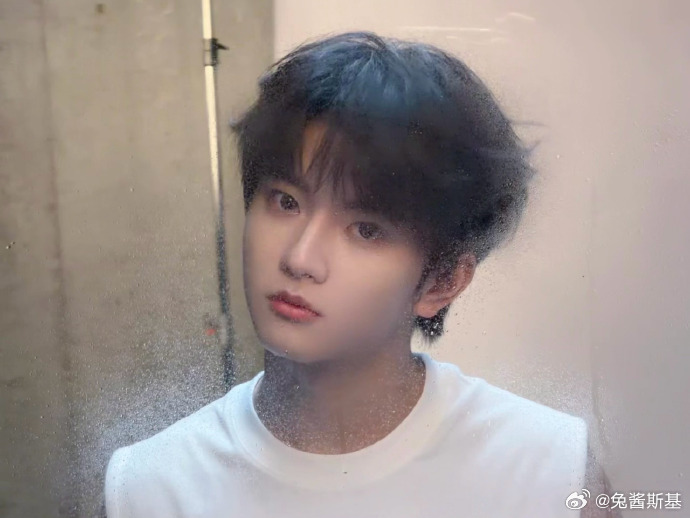 穆祉丞无袖爽爽爽穆祉丞连发三个爽简约白色无袖加持，少年气质展露无遗 