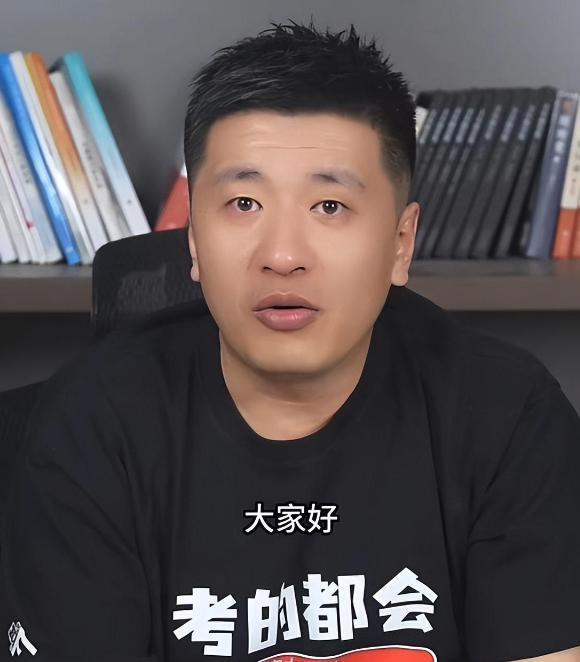 张雪峰这次算是彻底凉了？全平台账号被禁止关注。
作为诸多学子的“救星”，张雪峰自