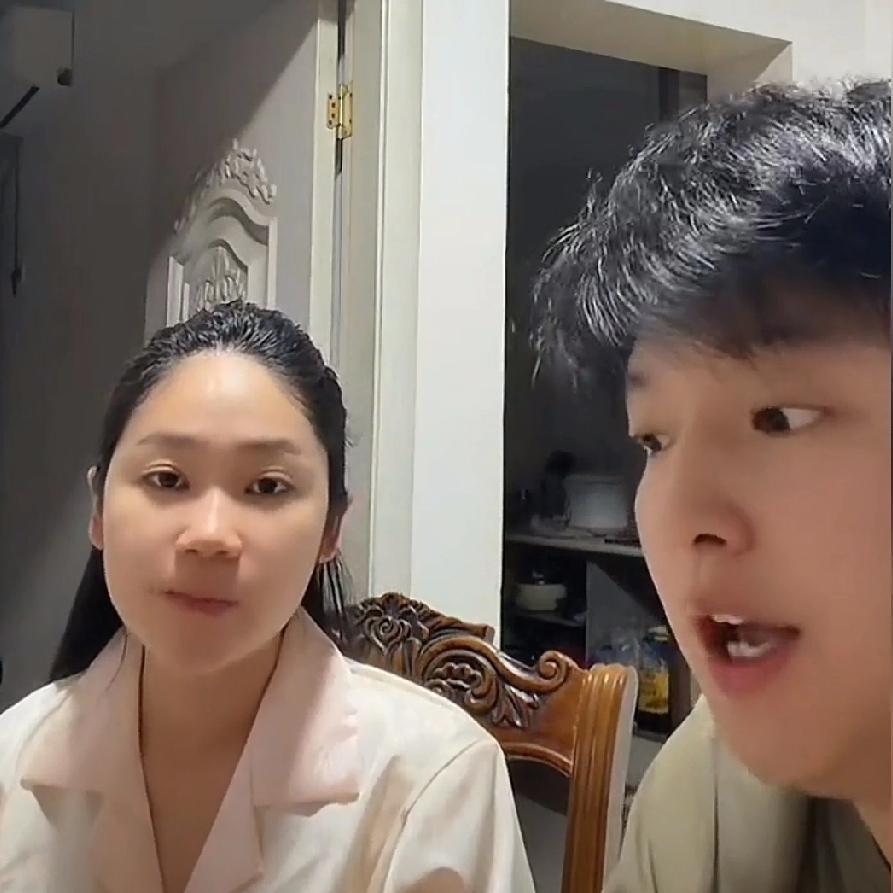 六叔走投无路去找丈母娘，想要到小松这里来打工，丈母娘和秋秋说了以后，秋秋把这个信