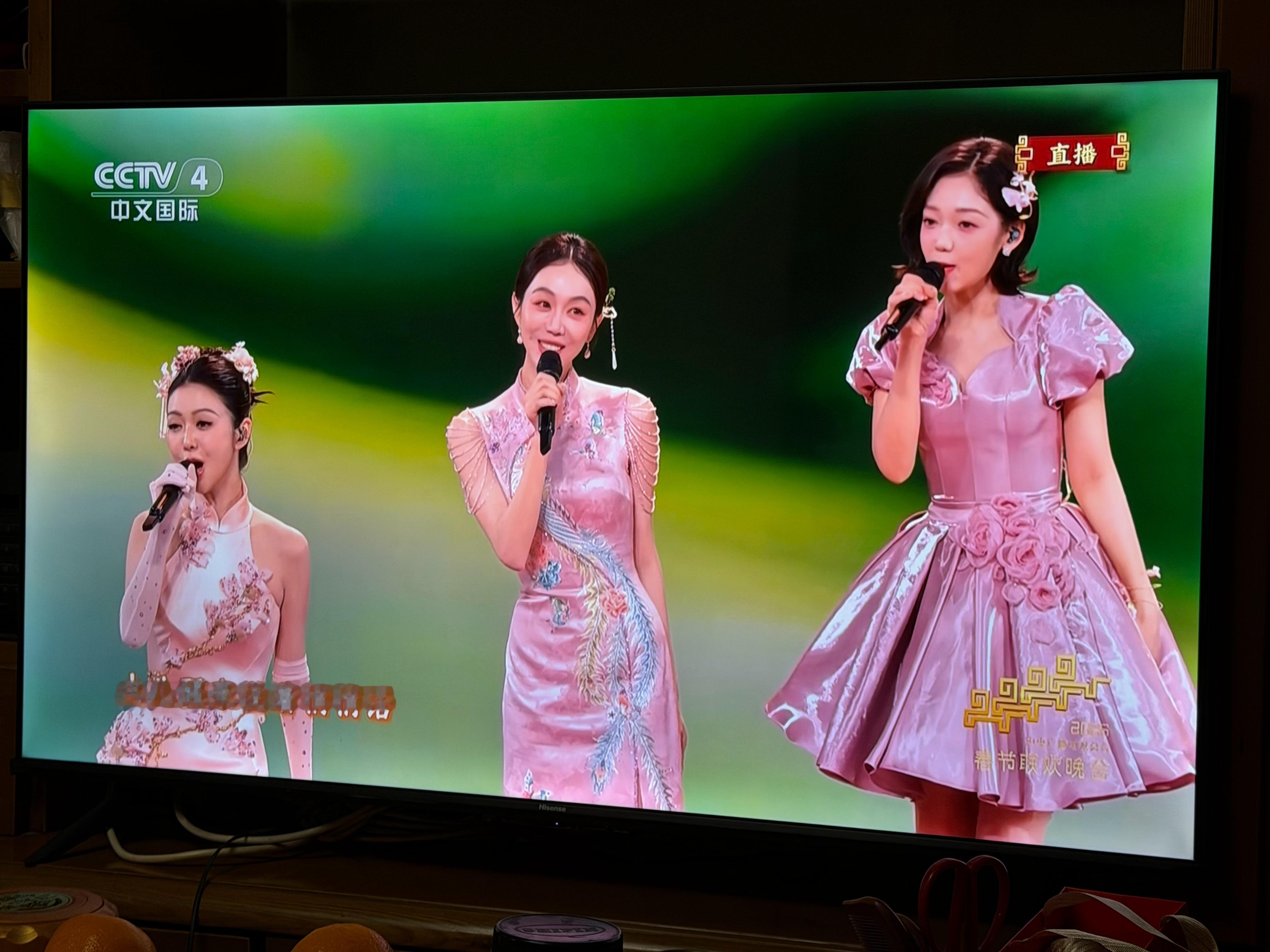 开始看春晚了，给大家拜年了！祝大家马年心想事成，马到成功！再给铁粉抽个奖，感谢大