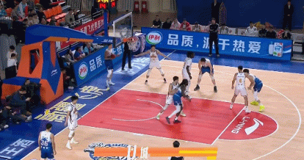 外援也不长记性，背对发底线球人，加克再次成就沙拉木

篮下防守对方的发底线球，怎