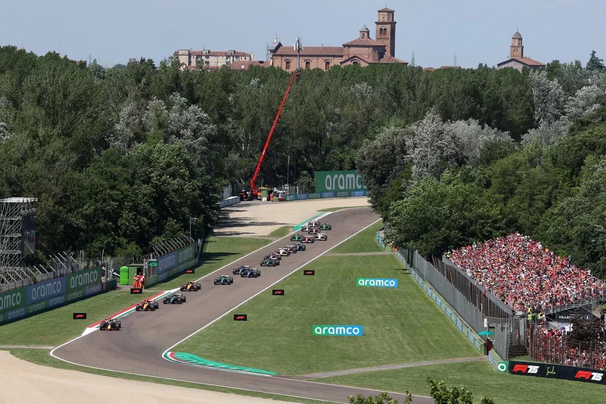 Motorsport称F1将在9月15日前最终决定2026赛季的收官战举办地，伊