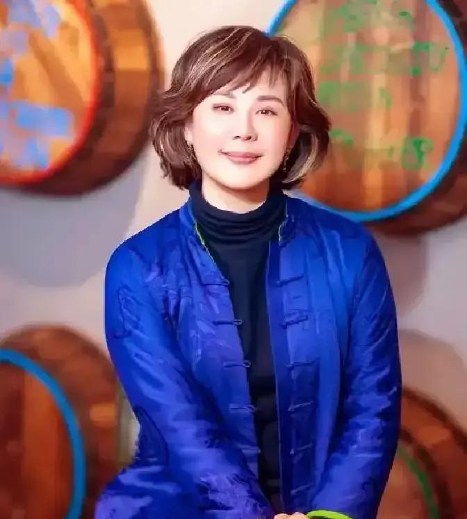 把丛珊和朱时茂请回一张沙发，四十二年没见，两人一开口还是许灵均和李秀芝。

丛珊