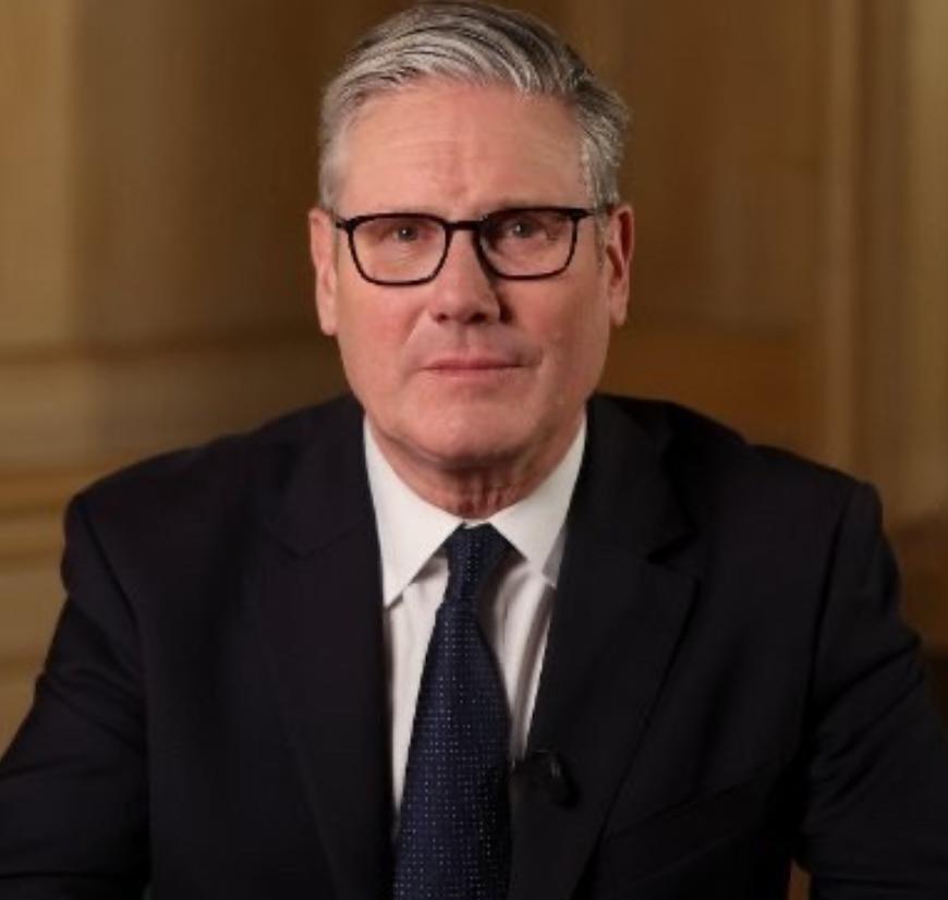 *英国首相斯塔默发文说：“凌晨，我下令我国武装部队拦截一艘试图穿越英吉利海峡的影