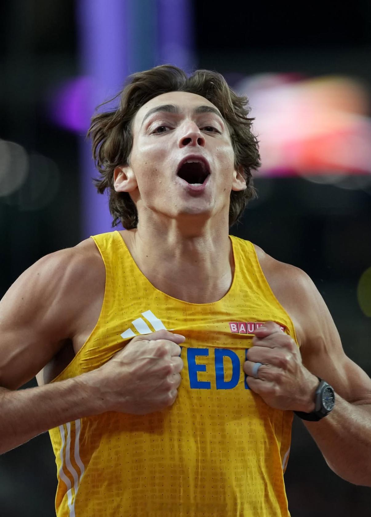 世界田径终极锦标赛 男子撑竿跳高决赛，🇸🇪杜普兰蒂斯以 6米20 毫无悬念拿