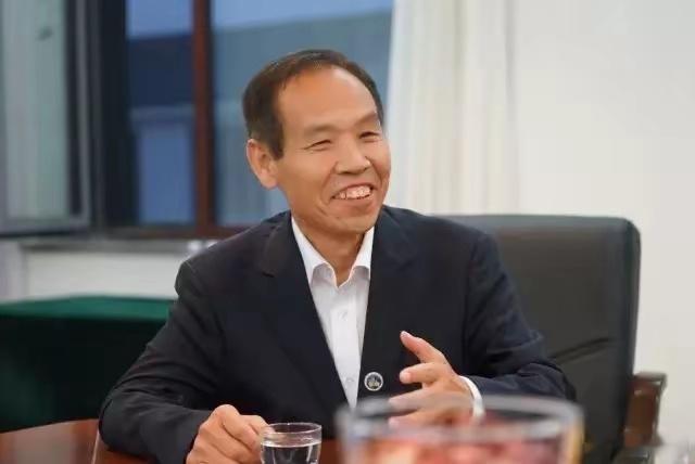 关于教育创新，教育家魏书生说了一句透亮的话：“在基础上创新，无非就是把明白的事说