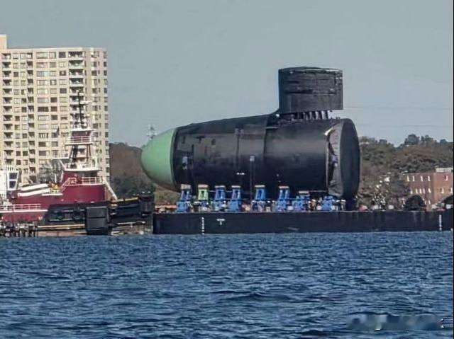 被拍摄到的美军下一代战略导弹核潜艇——哥伦比亚级的艇体分段，按照美国船厂这个拖拉