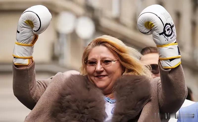 罗马尼亚极右翼欧洲议会议员戴安娜·绍绍阿凯可真是语出惊人，她在访问俄罗斯期间扬言