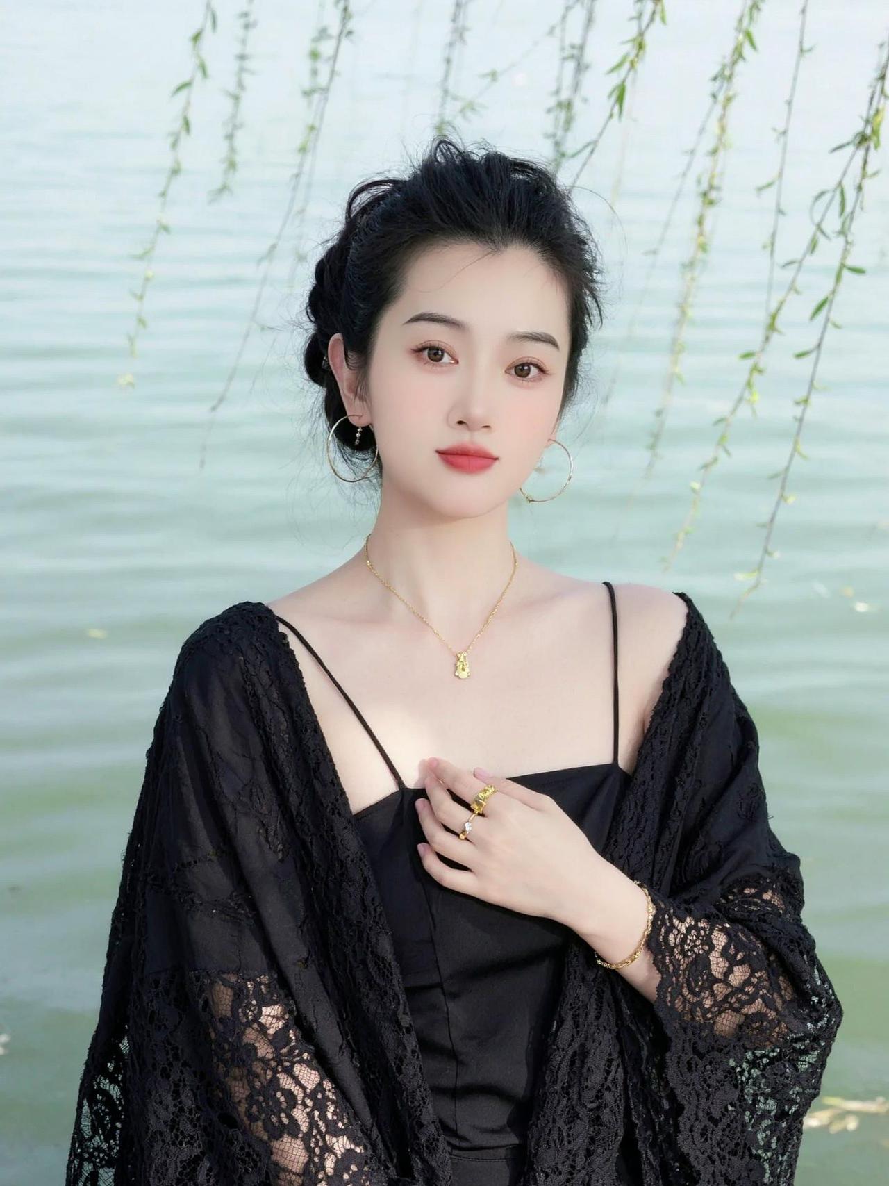 AI湖畔古风写真 AI湖畔古风写真 抖音ai创作 抖音玩法合伙人计划。