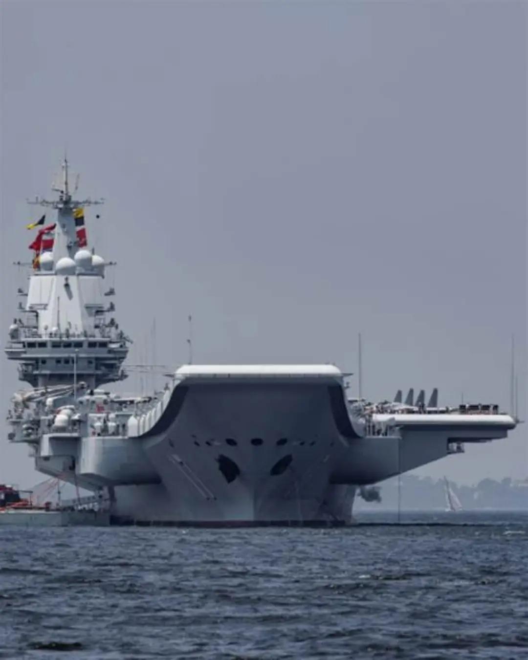 2026年，山东舰的训练重点围绕远海实战与战力升级展开。年初与辽宁舰组成双航母编