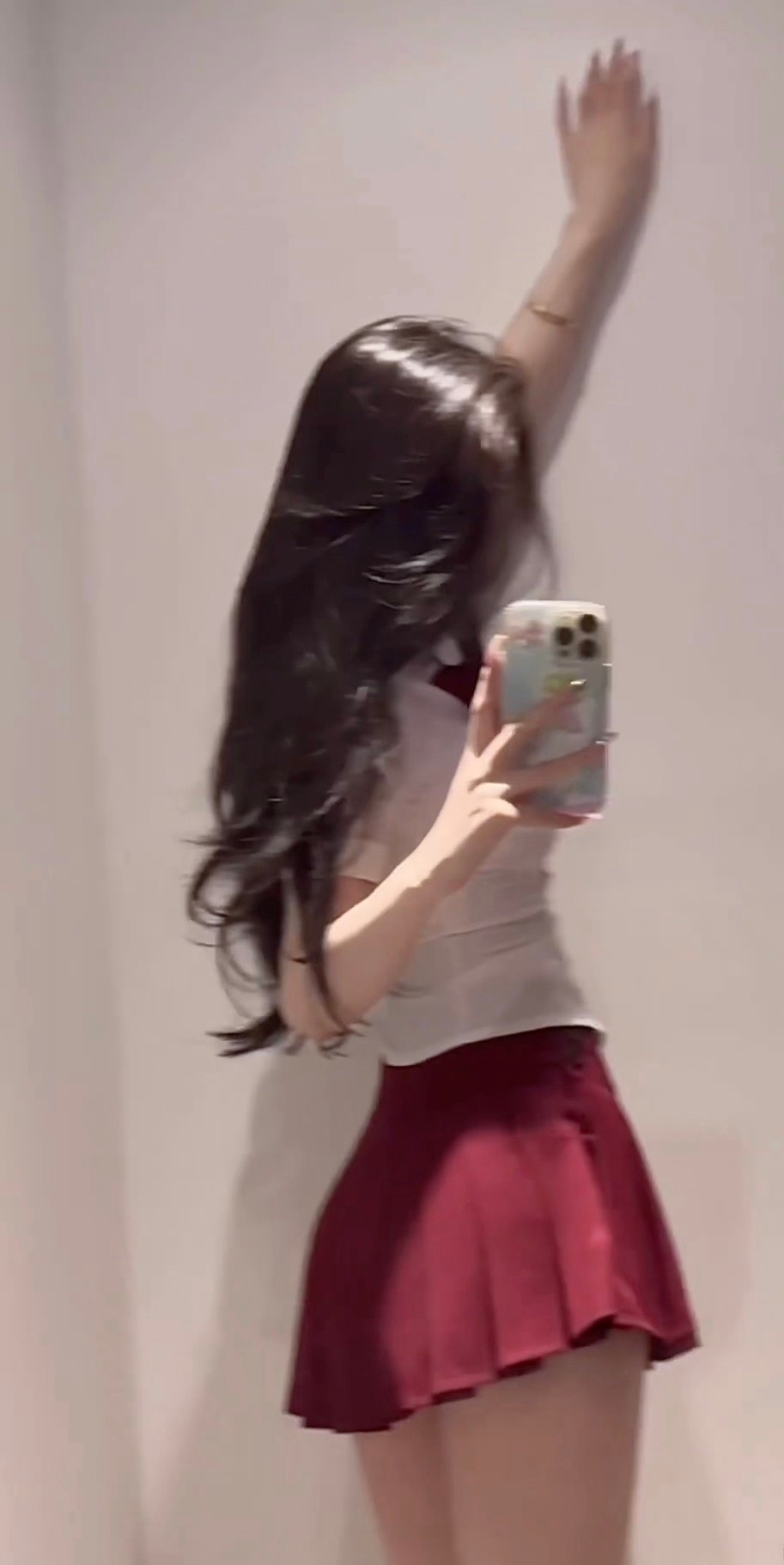 红色小短裙格外性感 