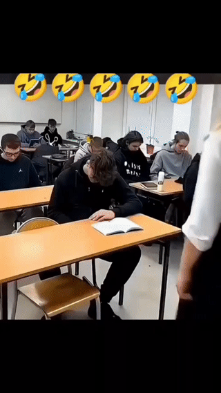 外国小伙在上晚自习时偷看手机被老师逮了个正着！
结果他接下来的一顿操作让全班同学