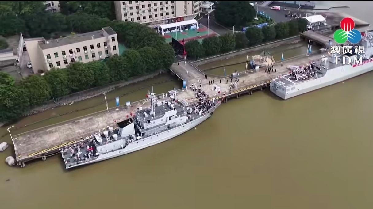 海军节期间，广州新洲码头，100余名港澳学生、创业青年代表参与了主题为“同心同行