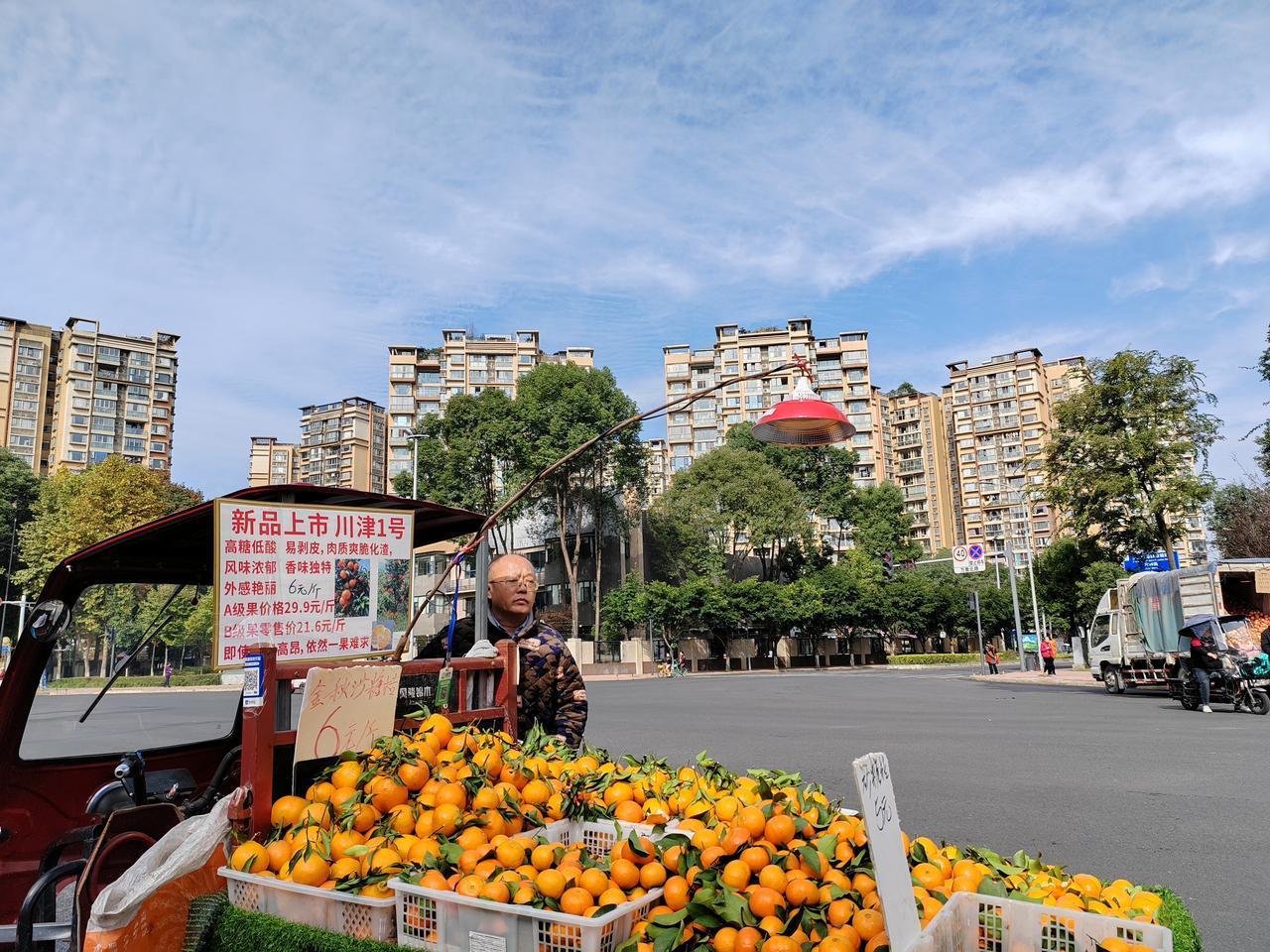 橘中藏世界，市上行人生。锦官城南城都汇街口，橘灯暖寒冬。秤盘上滚落的，是生计；游