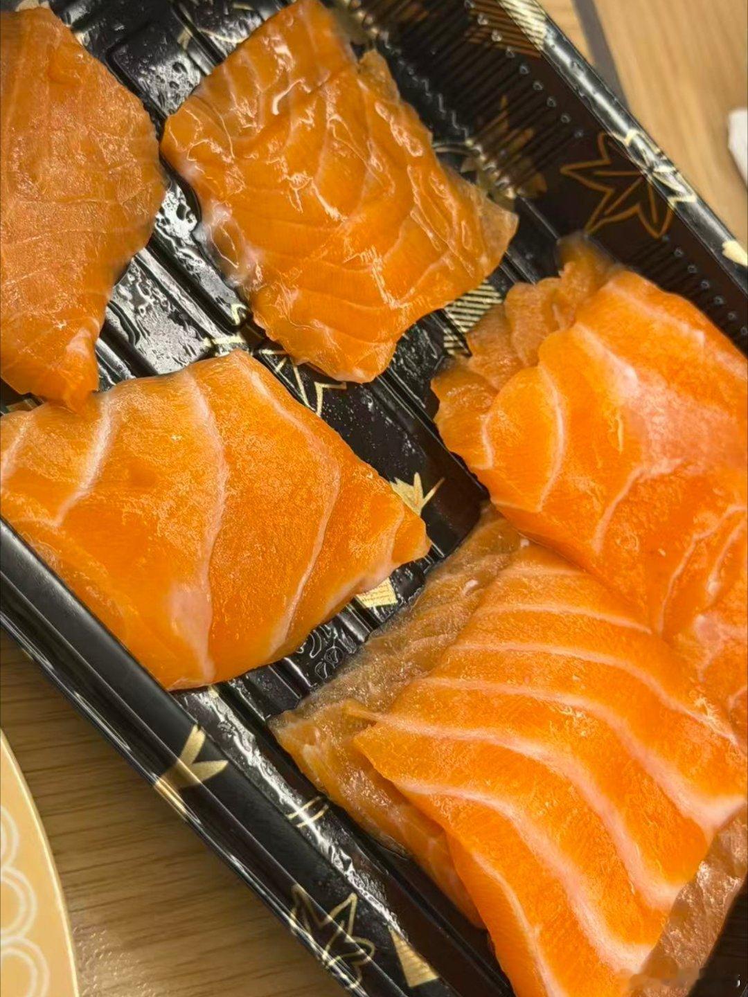 马栏市场东门进去第二家卖三文鱼的上边大腹下边盖的边角料，我大连人无所谓大不了不去