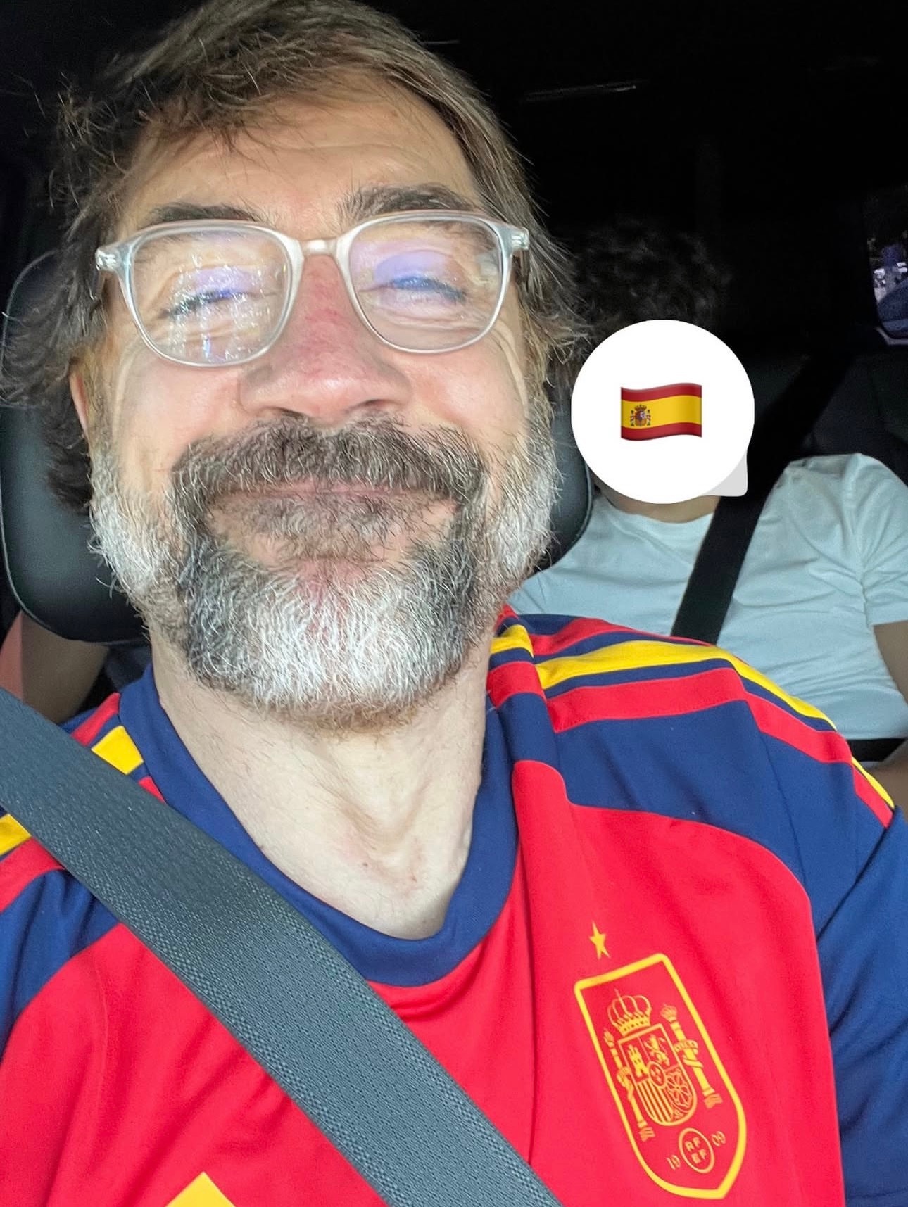 哈维尔·巴登晒自拍，庆祝西班牙队在和葡萄牙队的世界杯 对阵中取得胜利！ 