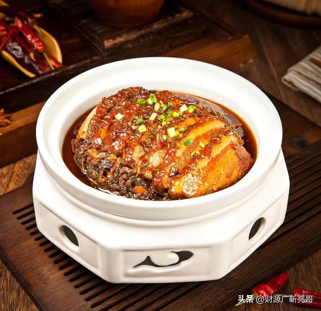 我最爱的一道菜，是妈妈做的红烧肉。
 
色泽红亮，肥而不腻，入口即化，甜咸交织的