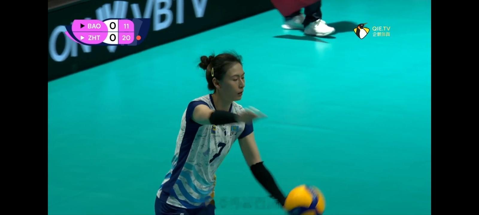 亚冠比赛，北京女排vs哈萨克斯坦泽塔苏，第一局北京16比25失利，一传直接失误和