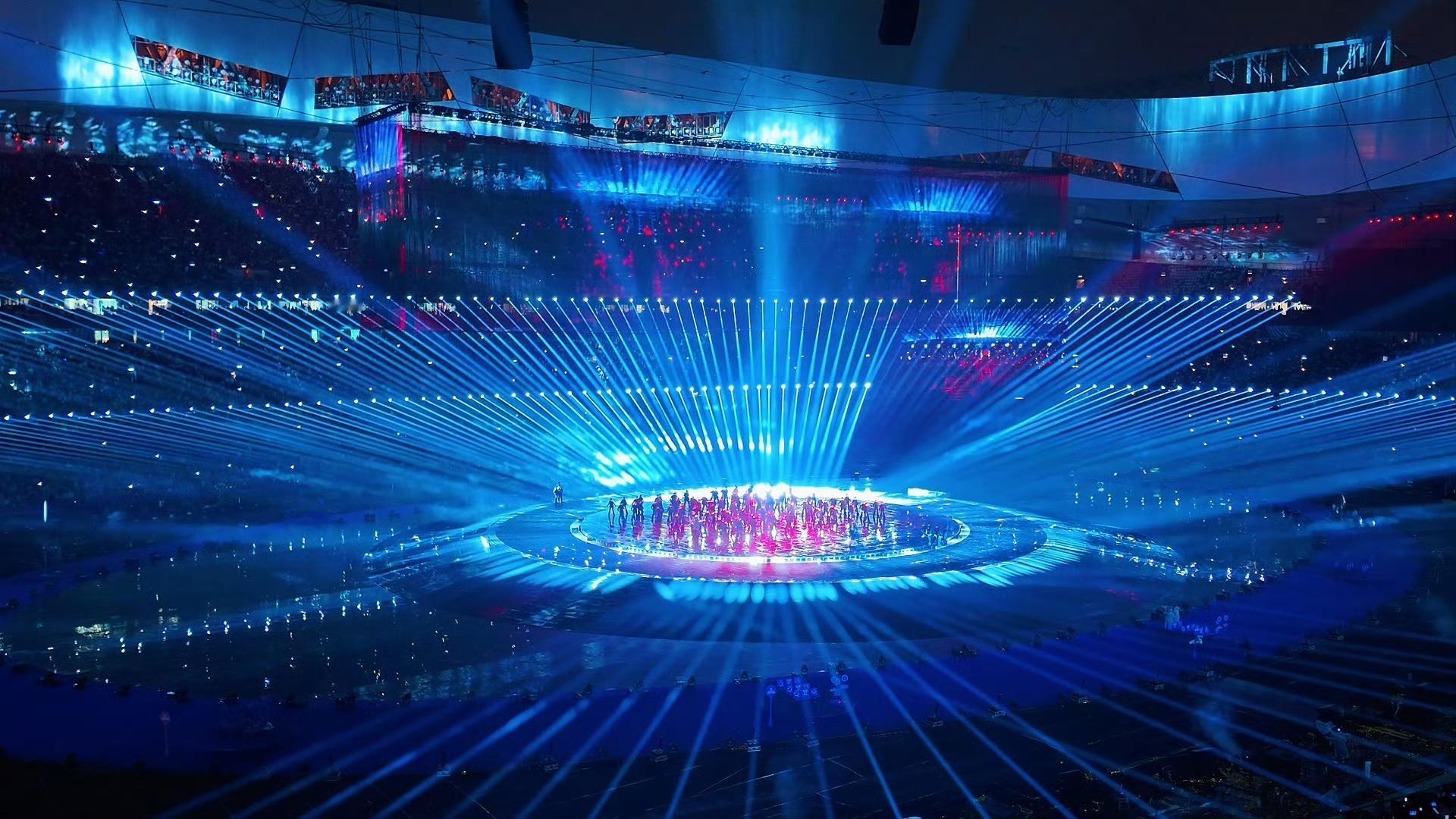 张杰高飞尾奏衔接勿忘心安机械遍地的时代，杰哥依旧坚持手搓舞台！《高飞》尾奏无缝衔