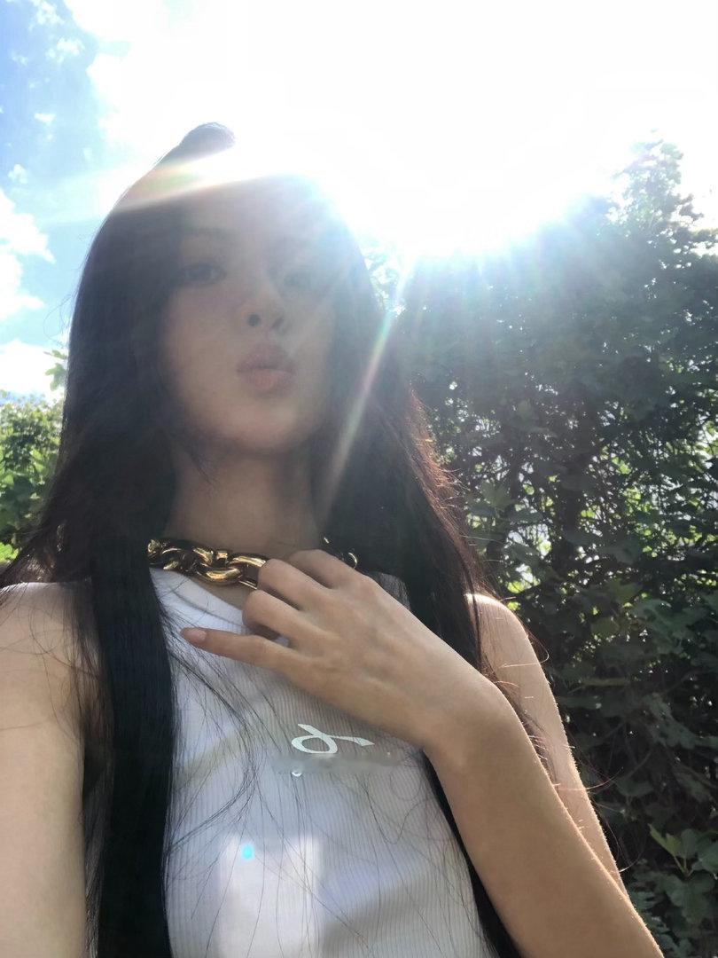 杨超越空降全球广告杨超越长了一张大牌脸杨超越的骨相真的太占优势，镜头表现力超强，