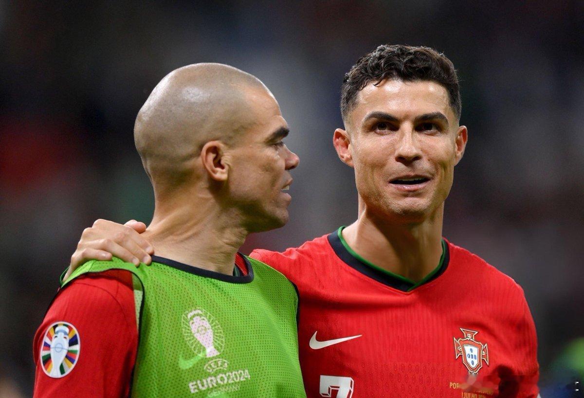 C罗 贝利和马拉多纳在墨西哥的土地上举起了世界杯冠军奖杯。佩佩：“我希望第三个人