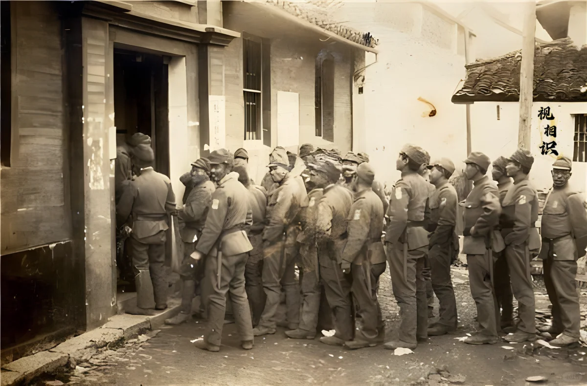1940年，上海松江慰安所，一群日本军人在门口排起了长队，有人还在探头...