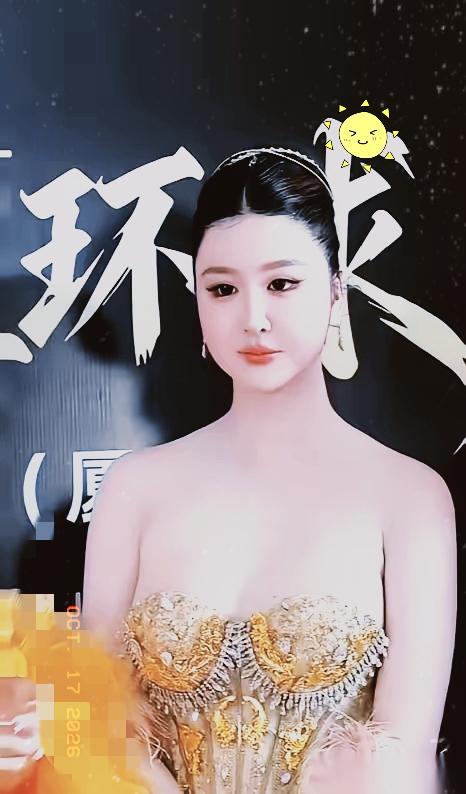 2025世界小姐中国区总决赛的奖杯，被23岁青岛姑娘陈蕾娜稳稳抱在手中，镜头扫过