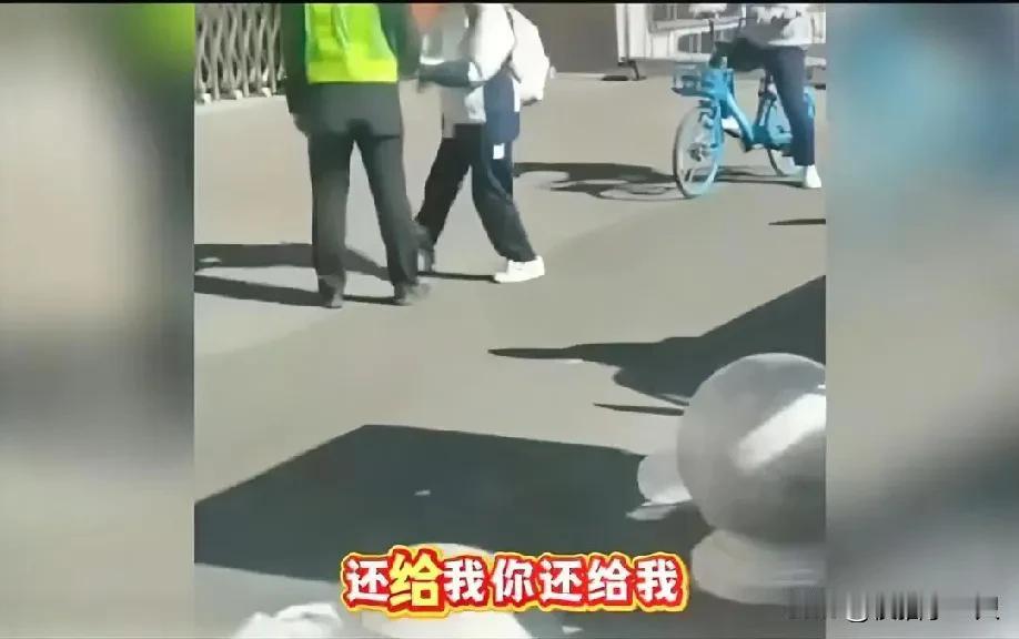 钥匙被收走，女孩追进校门哭喊，一句“看我给不给你”惹众怒！

那天下午在大同四中