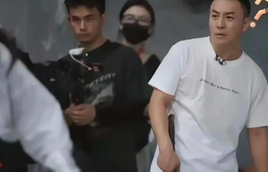 释小龙：我吃着奶嘴都能完成，你们就这？释小龙作指导，给一帮年轻演员指导，一群绣花