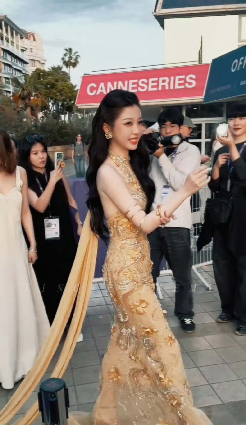 虞书欣戛纳神图虞书欣戛纳神图🈶，下车这一瞬间真的给我美到了！虞书欣戛纳下车神图