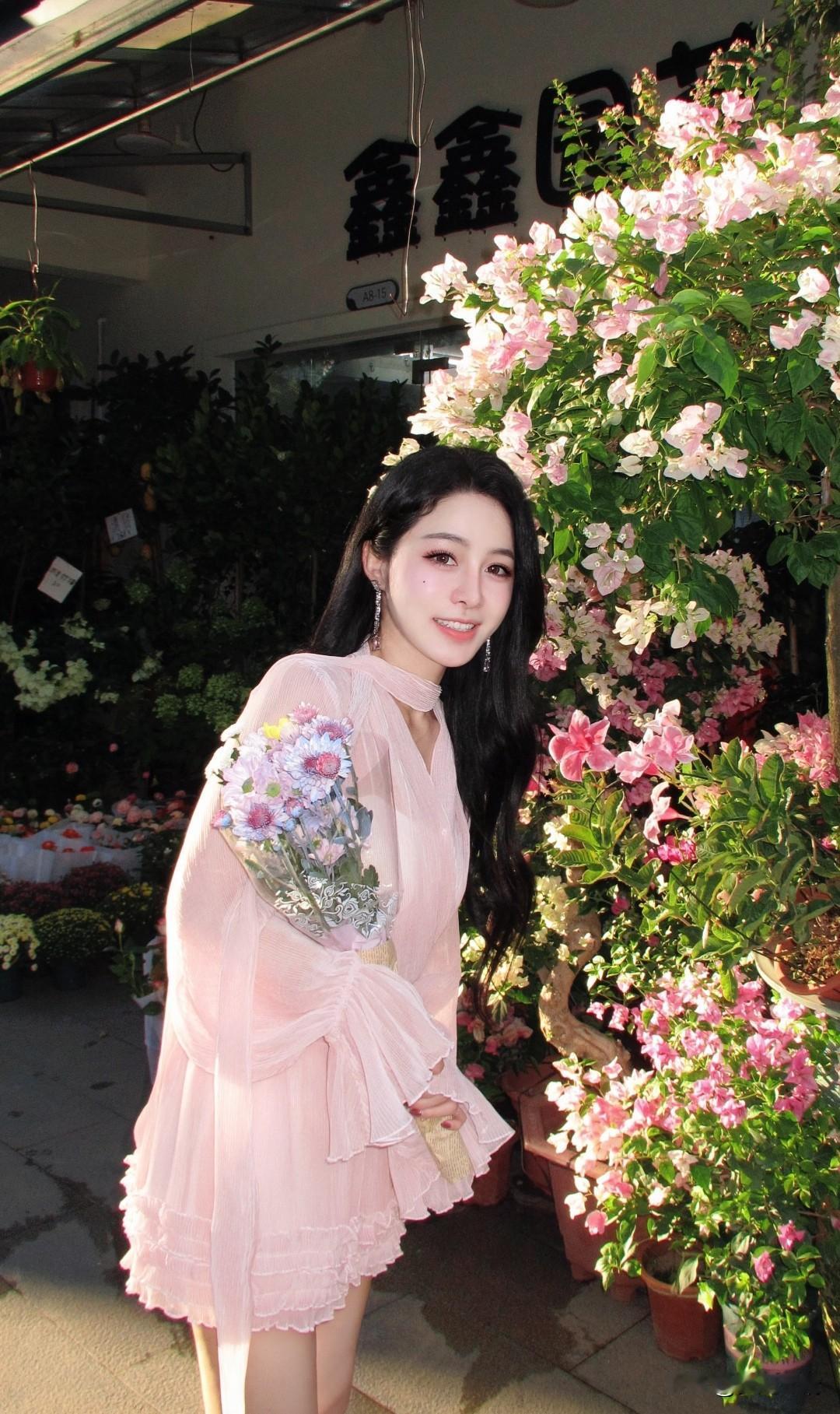 粉嫩少女与花海相映成趣，梦回童年时光。