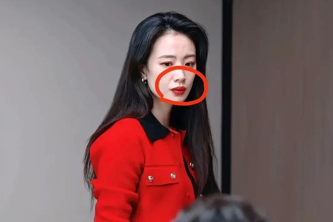 李梦顶着大红唇演三姐，我第一集就跳戏。

那颜色亮得像刚吃完麻辣火锅，镜头一怼脸