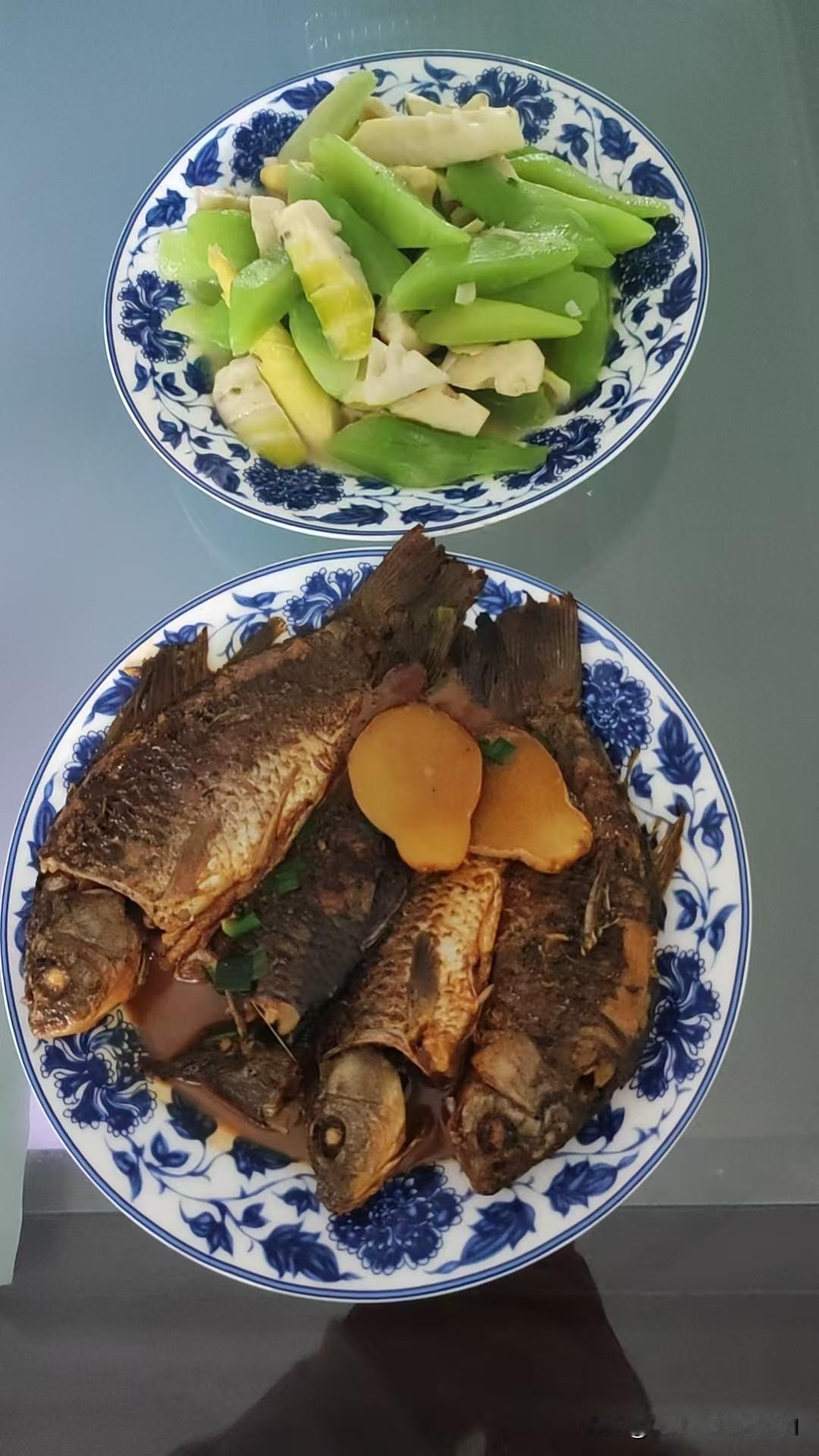 今天的午餐和晚餐各两个菜。
红烧小鲫鱼、竹笋香乌笋，一荤一素搭配好，味道鲜美，不