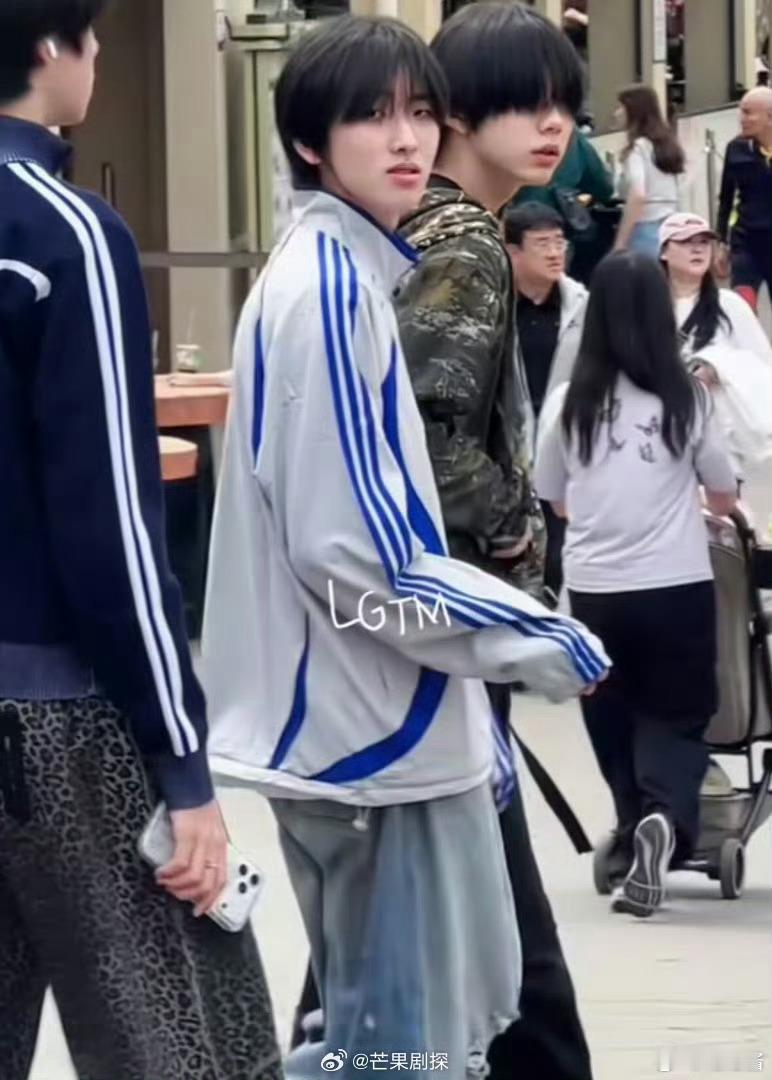 地陪晒与王橹杰左奇函陈奕恒合照王橹杰左奇函陈奕恒与地陪合照 看起来蛮轻松愉快的 