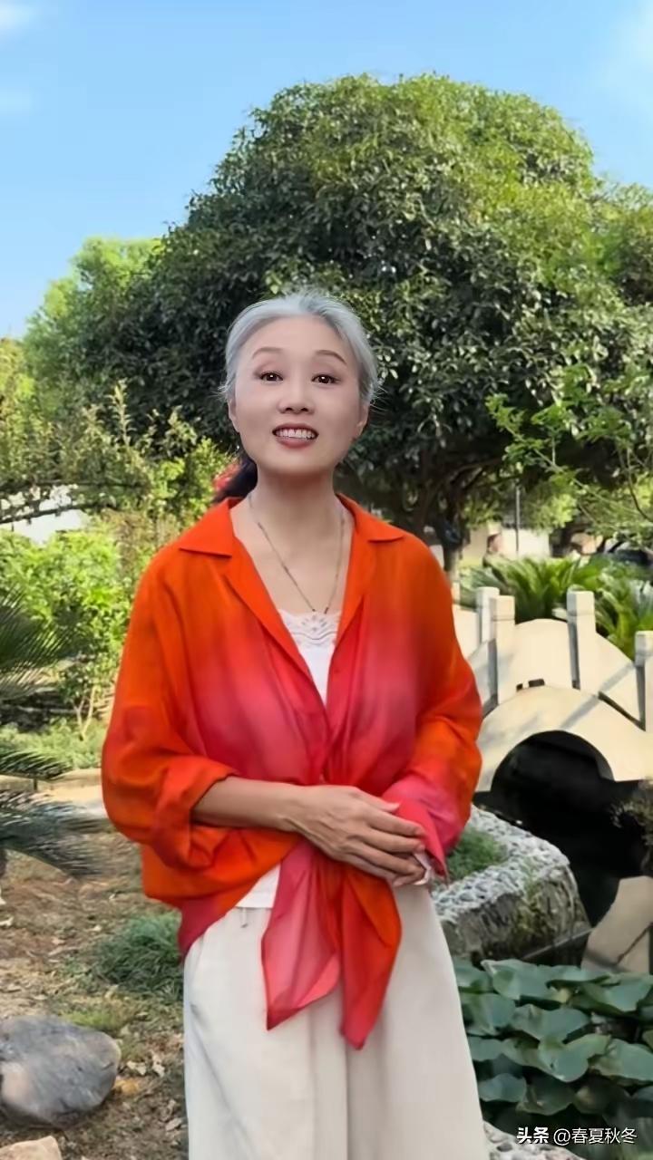 或许，这就是“姐弟恋”的养分滋养
不得不说，最拖垮颜值的不是鬓边白发，而是发量稀