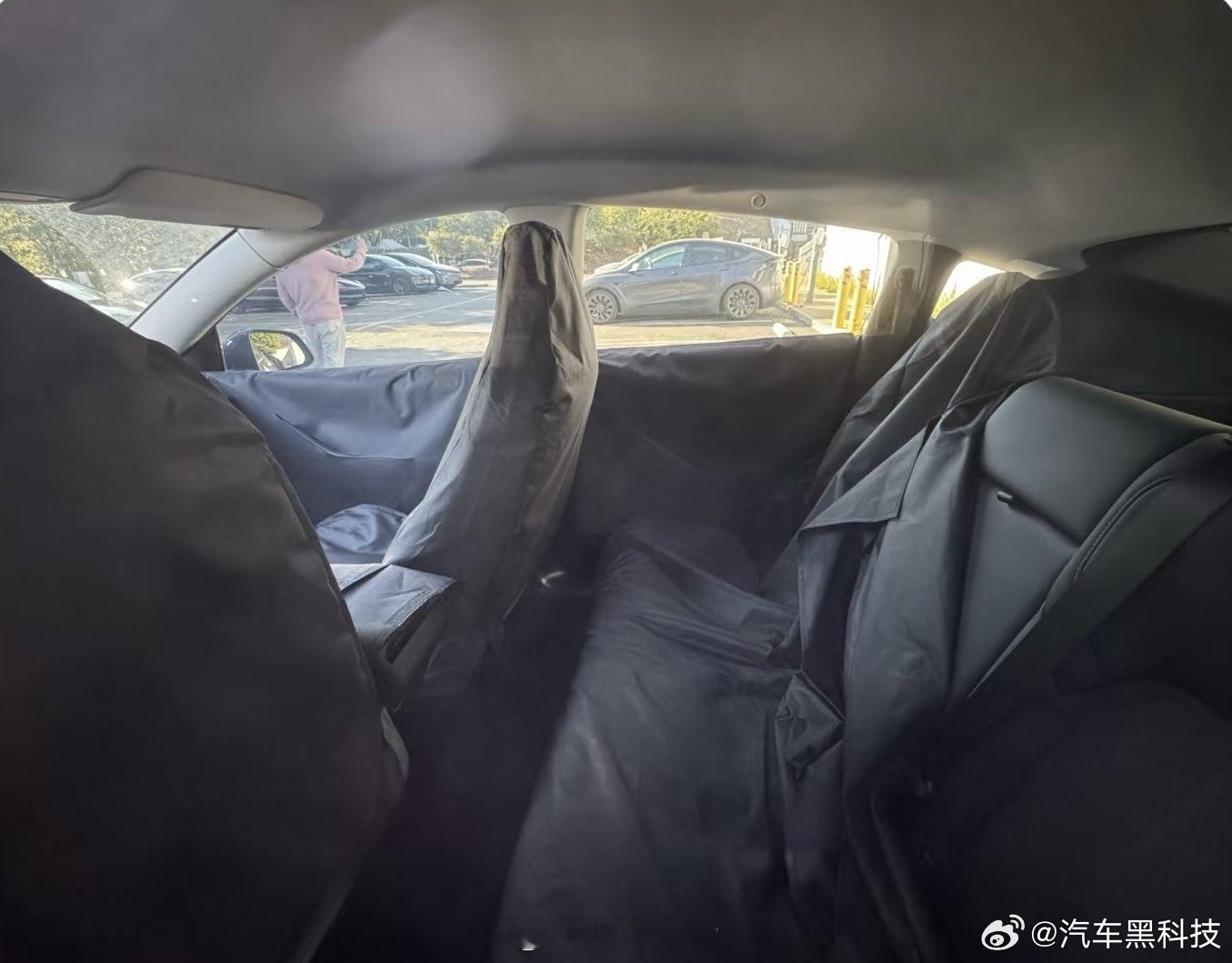 特斯拉廉价车型内饰曝光 具 微博，疑似特斯拉廉价车型内饰曝光，后排空间堪忧。据悉