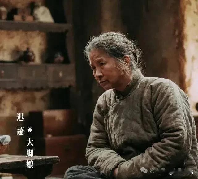 对比迟蓬，你就会发现杨幂在《生万物》里最令人意外的，不是扮相，
也不是台词，而是