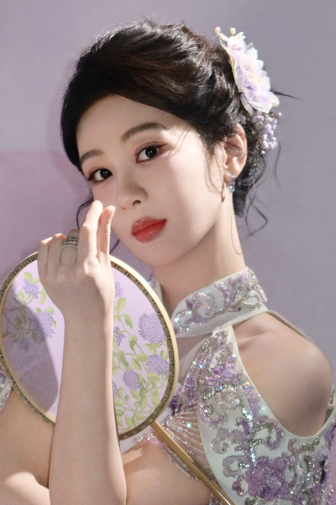 杨紫把春天别在发间 杨紫把春天别在发间，花纹藏着风的形状，一颦一笑，一梦花开一些