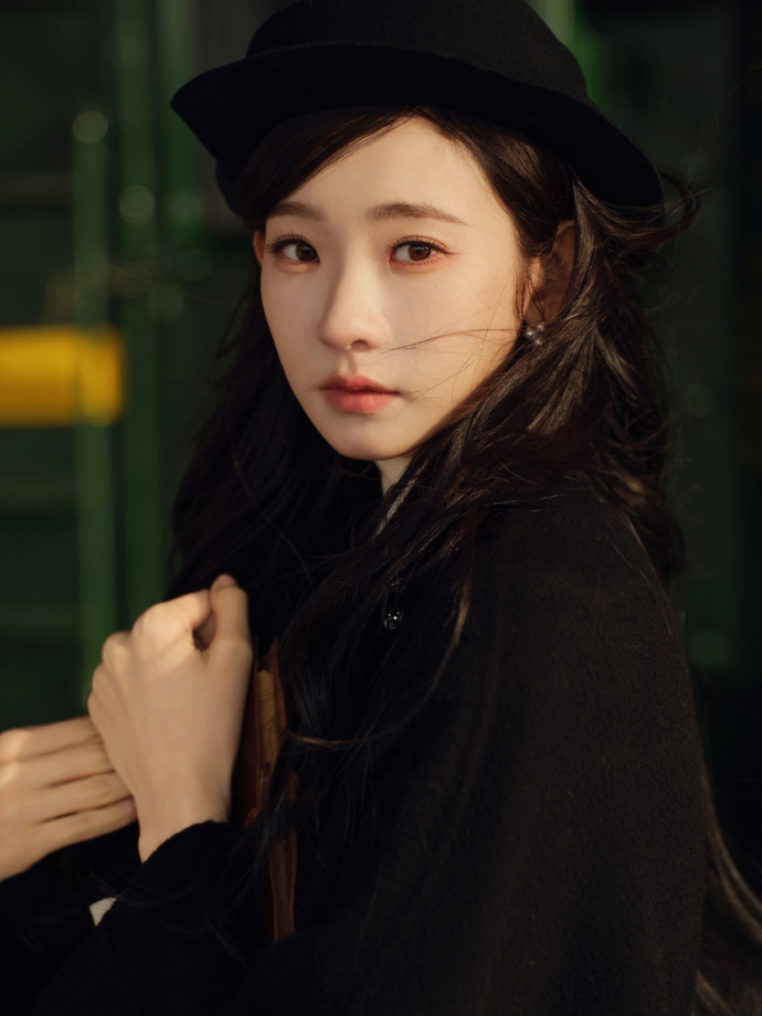 谁给张艺凡递个民国本 张艺凡火车站生日写真美到我反复观看！清冷眉眼+复古穿搭，完