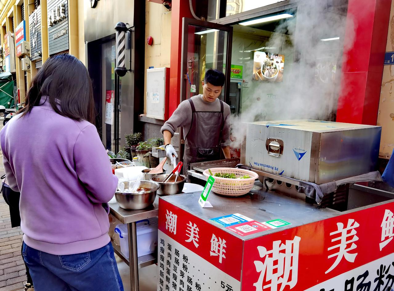 早餐 周日，中山更冷了，一早起来去买早餐，老婆女儿说好久没吃肠粉了，去到小区商业