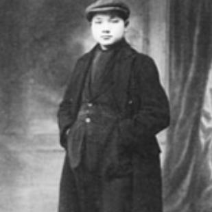 解放军有叫贺龙的，还有叫朱德的，一听都是大官，邓小平不像大官的名字，他为啥子叫小