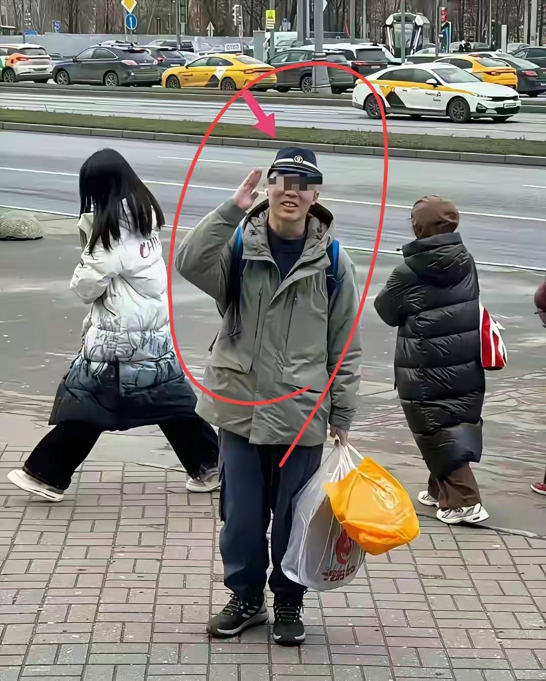这是精日莫大留学生陈宇昕被遣返回来的图片，怎么看怎么觉得他怪怪的！

仔细看，羽