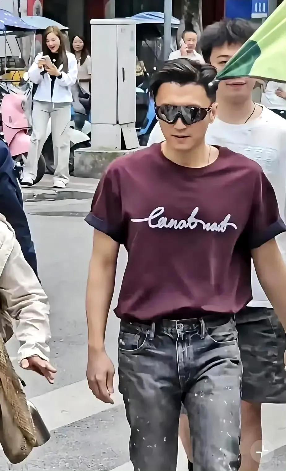 又学到了!
香港最后一位天王巨星谢霆锋告诉我们:男人穿短袖，要扎进牛仔裤里面，不