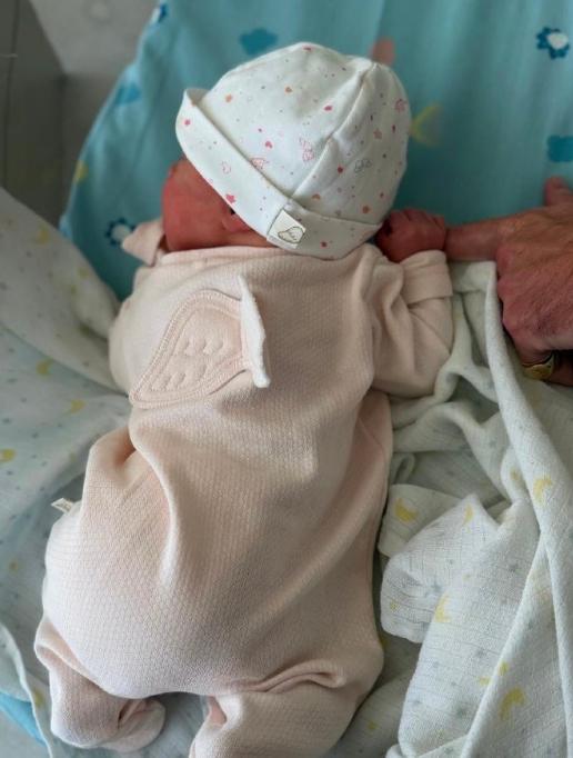 又一位王位继承人诞生，尤金妮公主诞下一女，排名14。
大家都知道，王室成员不需要